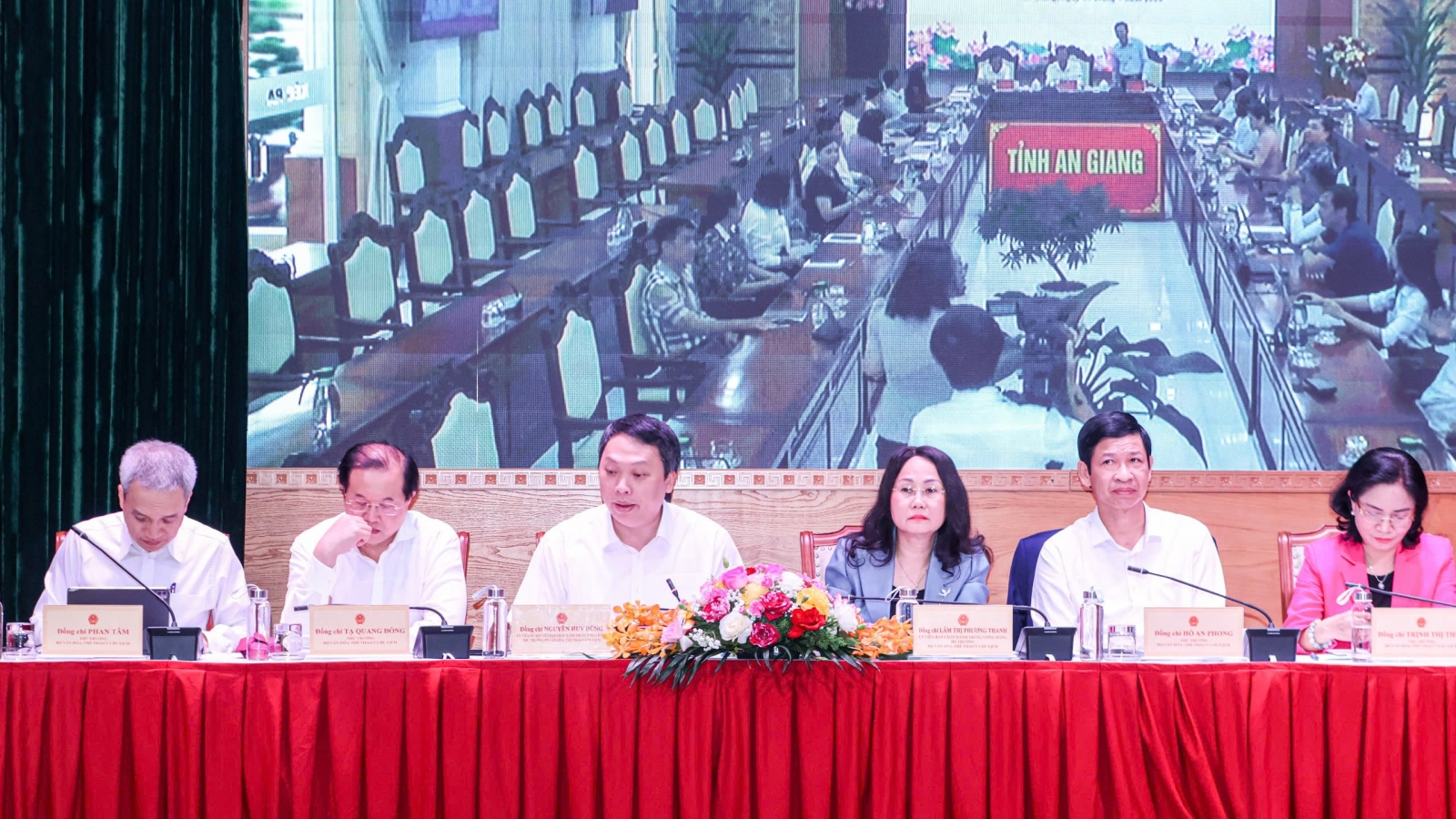 Phát triển công nghiệp văn hóa phải gắn liền với doanh thu và việc làm