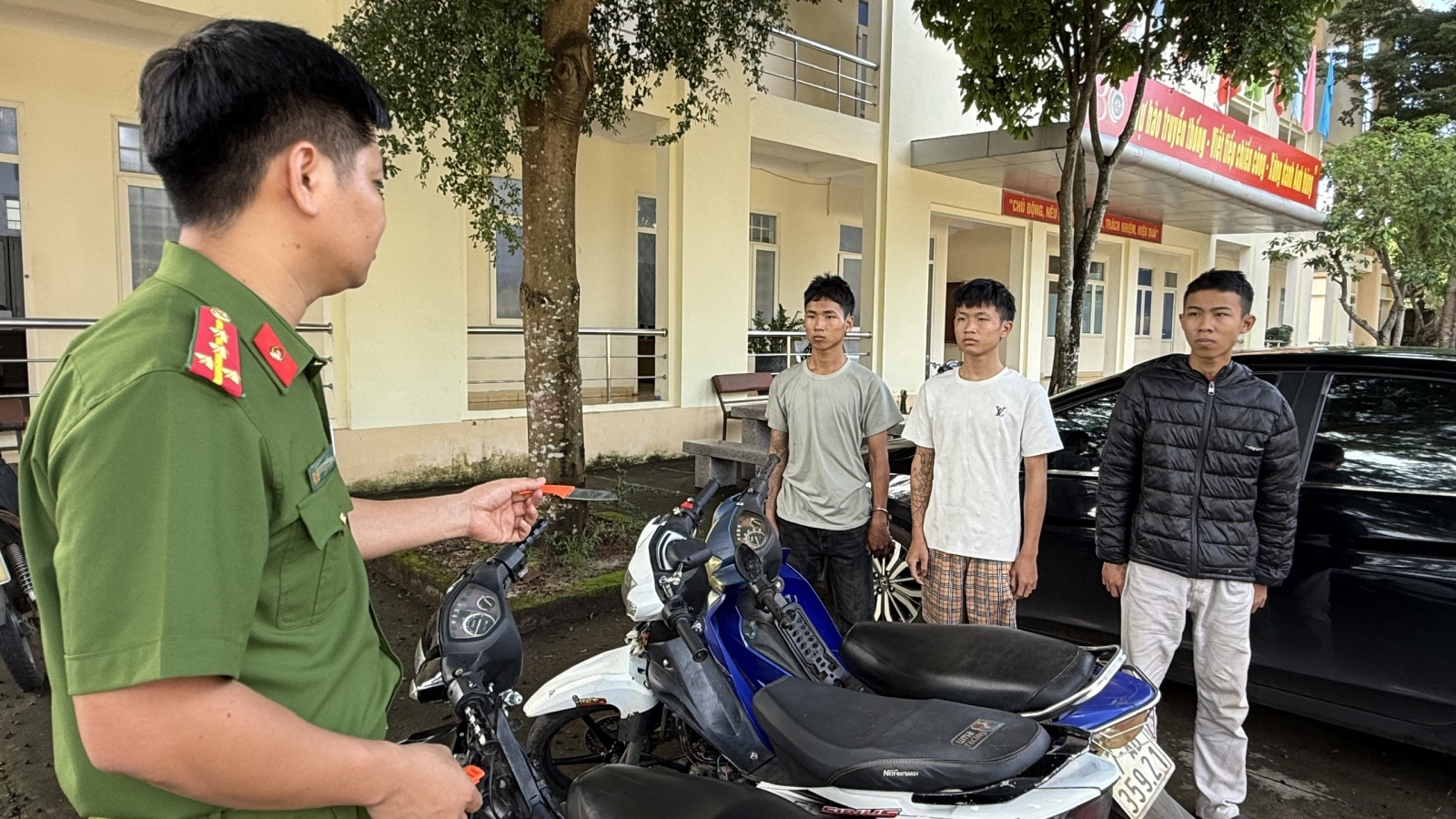 Đắk Lắk: Bắt nhanh nhóm dùng dao cướp xe máy trong đêm