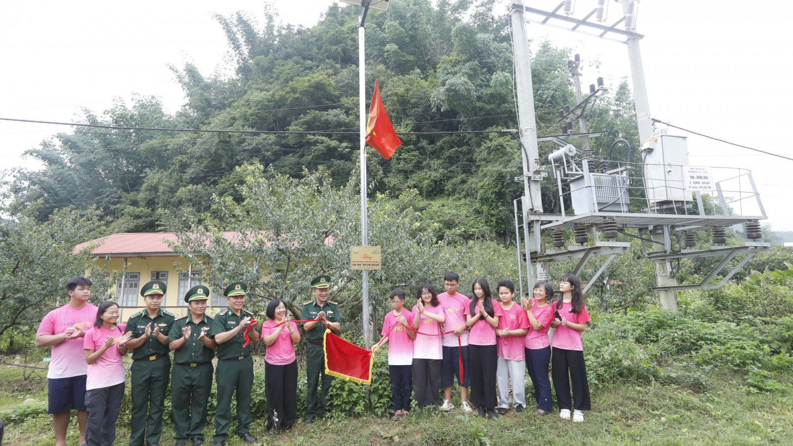 Khánh thành trường học và công trình thắp sáng vùng biên ở Sơn La