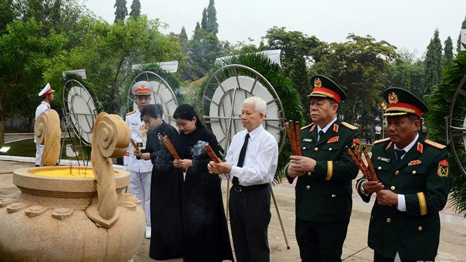 Đại tướng Nguyễn Trọng Nghĩa dâng hương tại Tượng đài Chiến thắng Tàu Ô