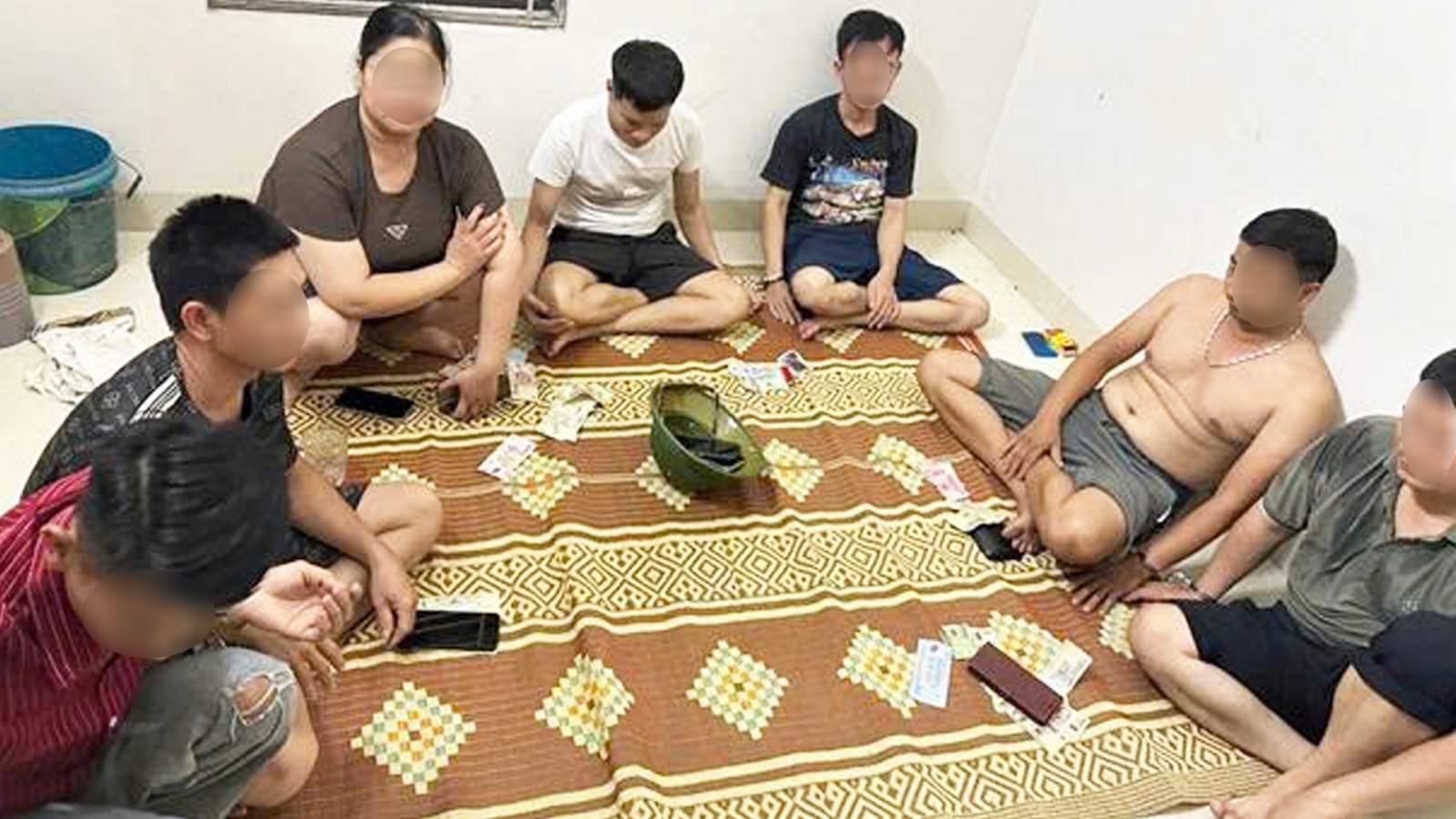 Bắt quả tang 7 đối tượng đánh bạc trong đêm tại Hà Nội
