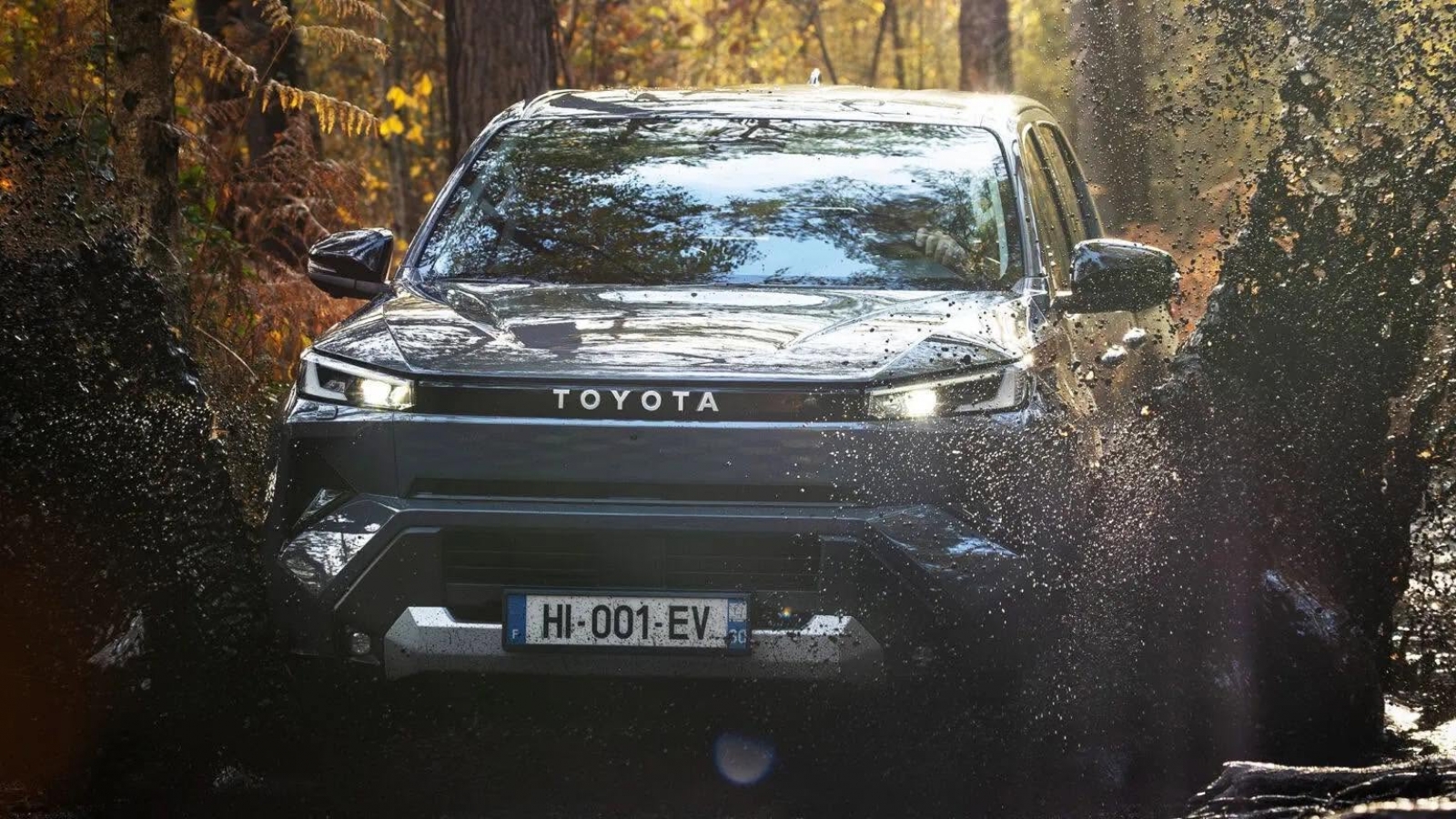 Toyota Hilux PHEV lộ diện: Vũ khí mới quyết đấu Ford Ranger và BYD Shark