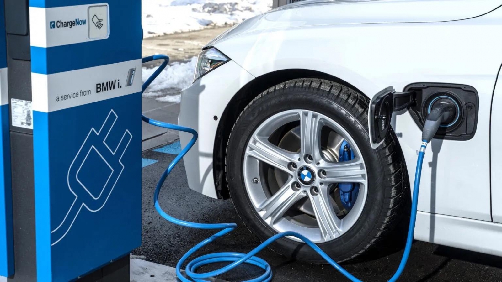 BMW triệu hồi gần 30.000 xe Hybrid vì nguy cơ cháy, khuyến cáo không đỗ trong gara