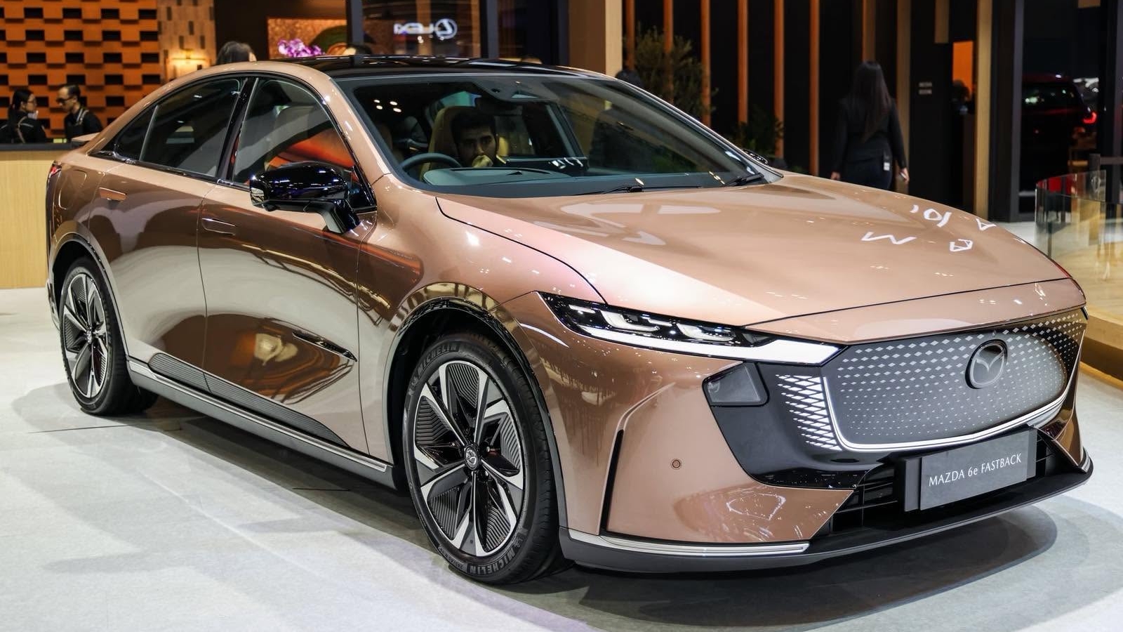 Cận cảnh Mazda 6e vừa ra mắt: Sedan điện chạy hơn 550 km/lần sạc có gì đặc biệt?