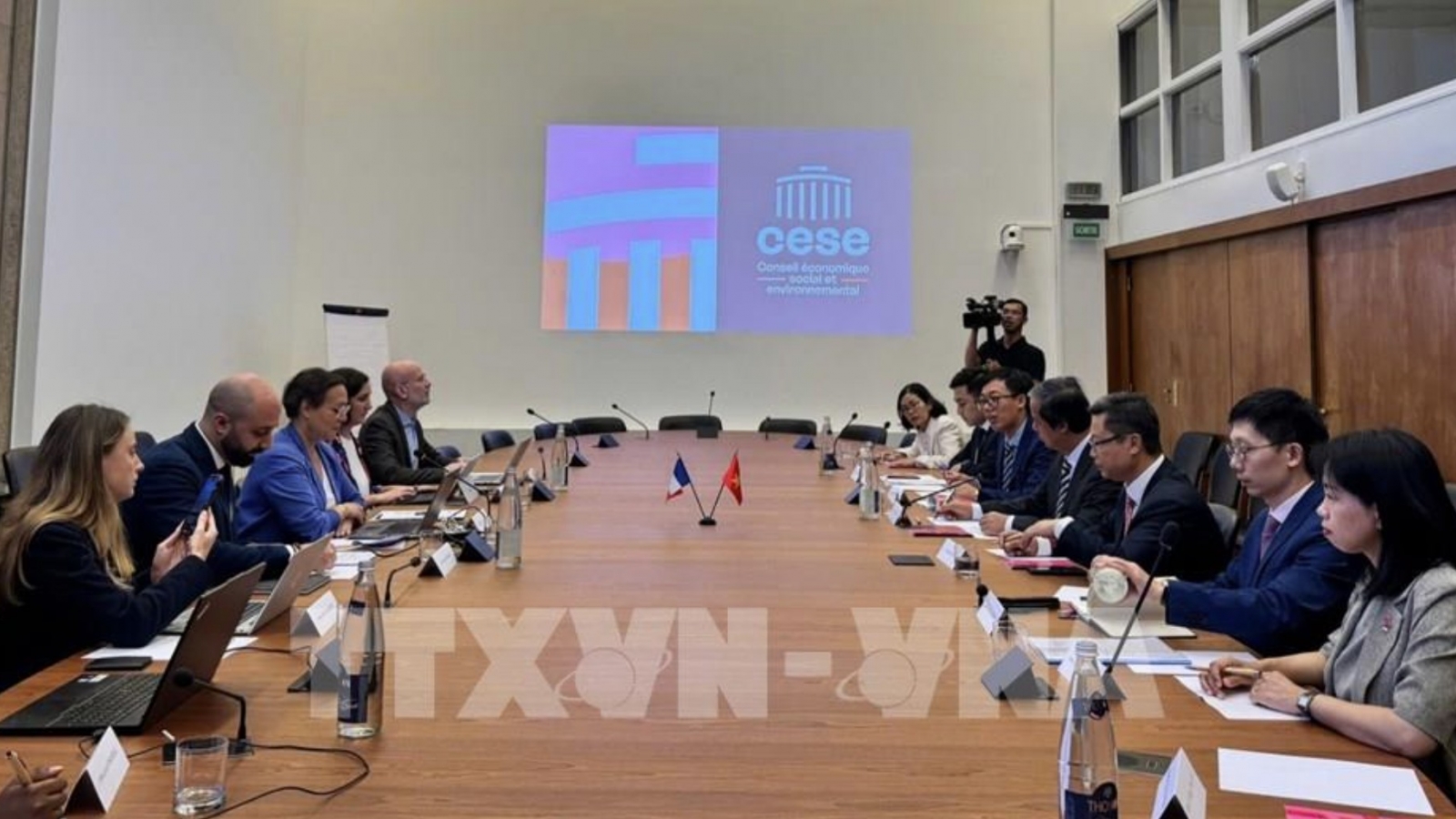 Vietnam, France deepen exchanges on public policymaking
