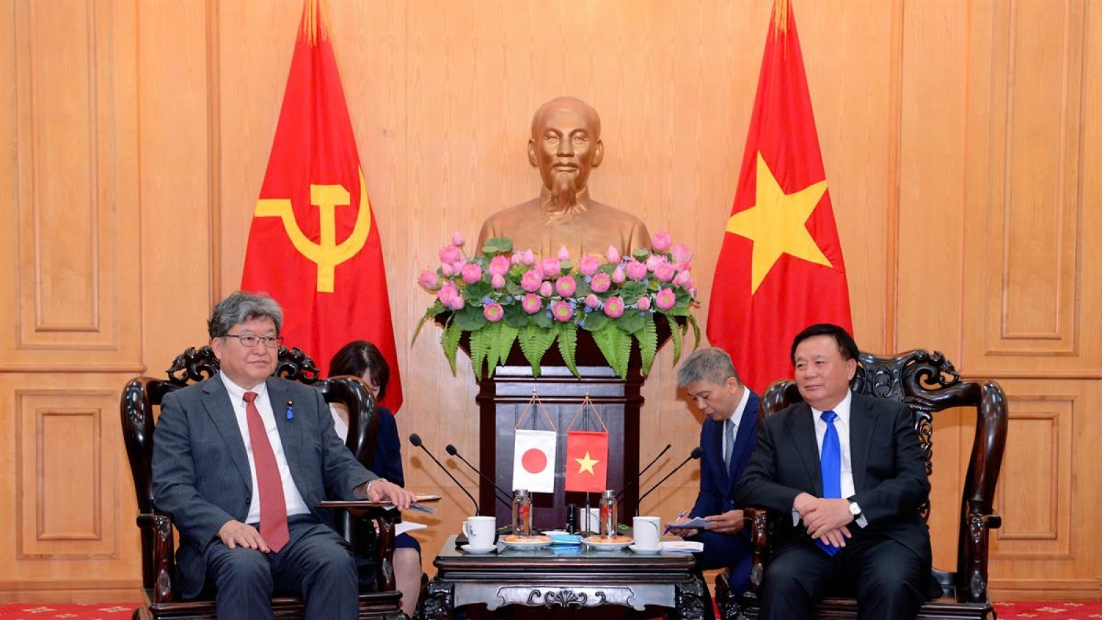 Chủ tịch Hội đồng Lý luận Trung ương tiếp Quyền Tổng Thư ký Đảng Dân chủ Tự do Nhật Bản