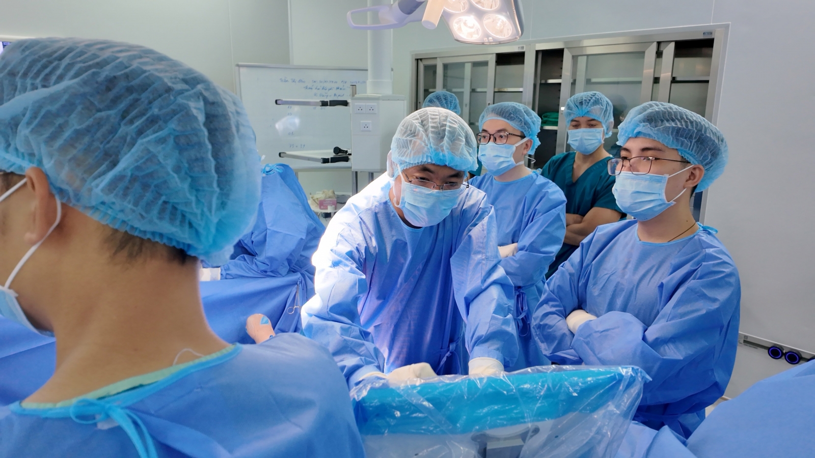 Tưởng mất khả năng đi lại, cụ bà phục hồi thần kì sau thay khớp gối