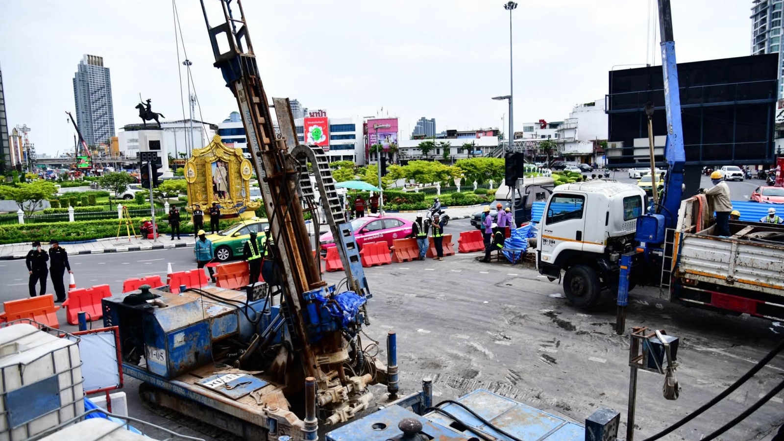 Sụt lún hầm tàu điện ngầm, người dân Bangkok sơ tán khẩn cấp