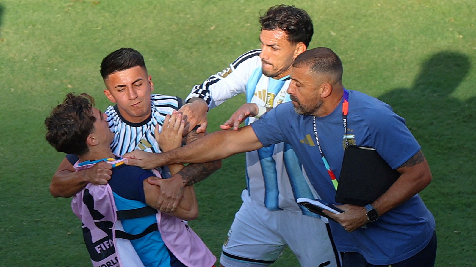 FIFA ra thông báo về vụ ẩu đả giữa Argentina và Tây Ban Nha