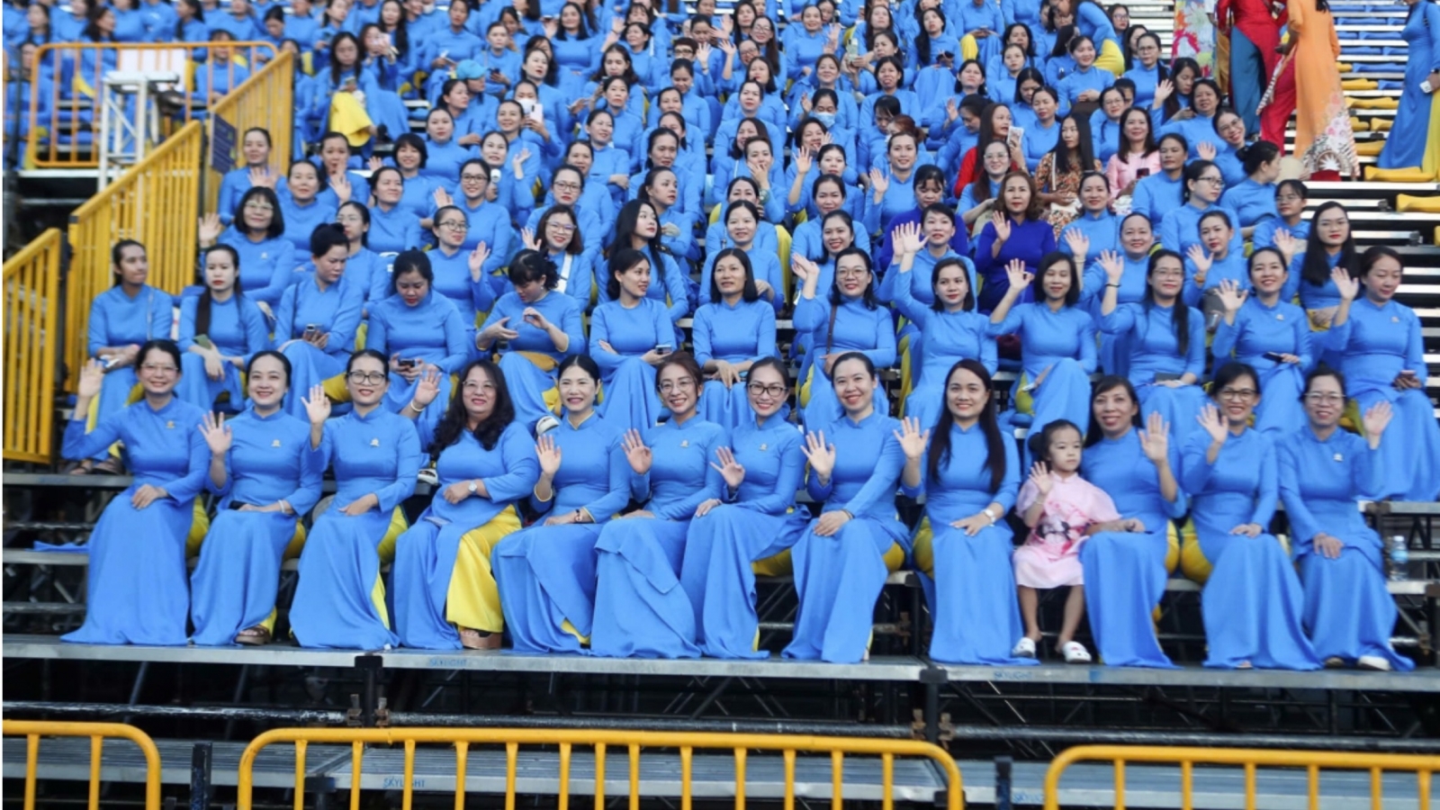 Nearly 2,000 women feature in Ao Dai event at Khanh Hoa Sea Festival 2026