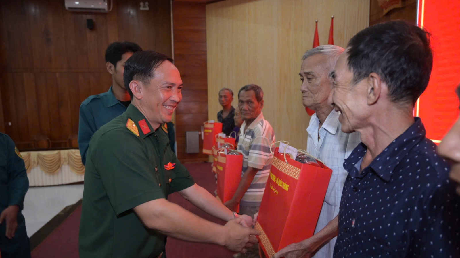 Trao quà cho gia đình chính sách, người có công