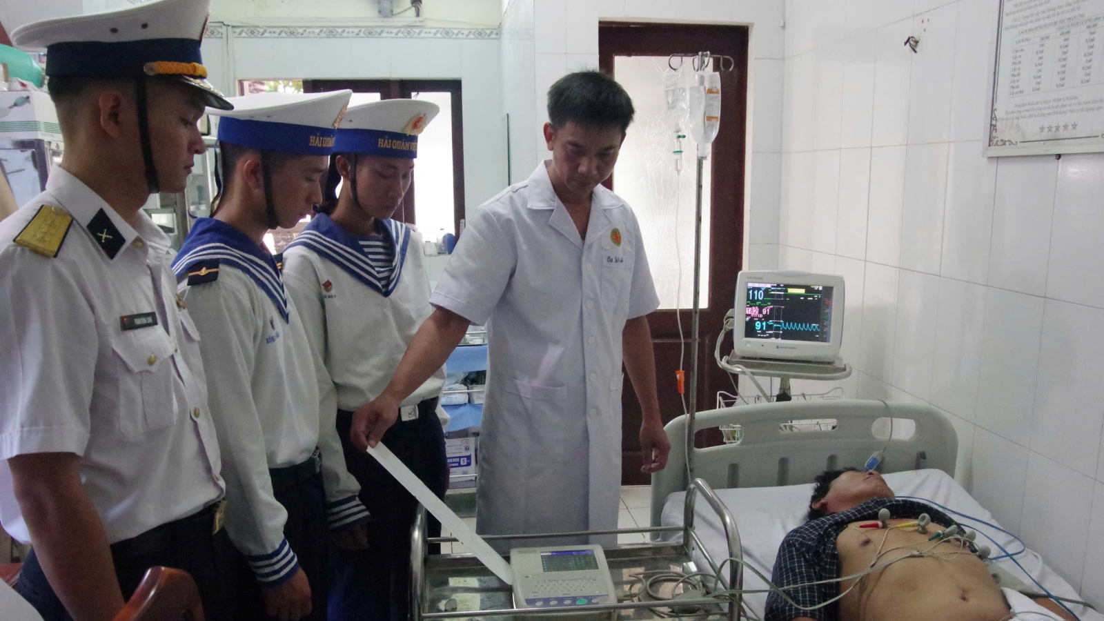 Quân y Trường Sa cấp cứu kịp thời ngư dân bị tắc mật