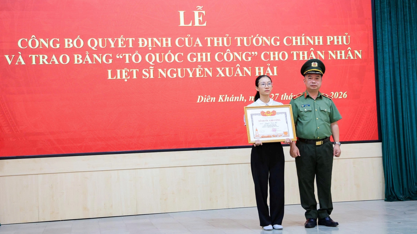Trao Bằng “Tổ quốc ghi công” cho thân nhân liệt sĩ Công an Nguyễn Xuân Hải