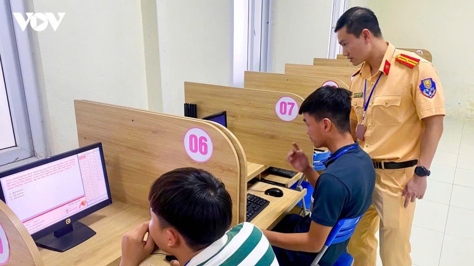 Người hết hạn bằng lái xe dưới 30 ngày không cần phải thi lại lý thuyết