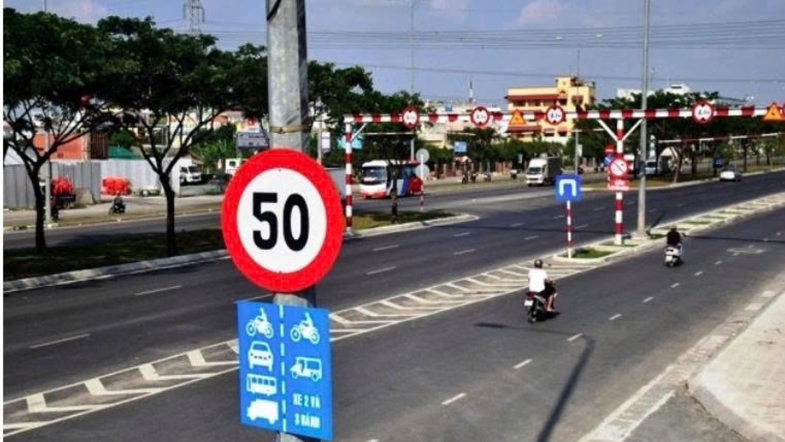 Bất cập biển báo tốc độ: Tài xế buộc phải phanh gấp khi đang chạy 100 km/h