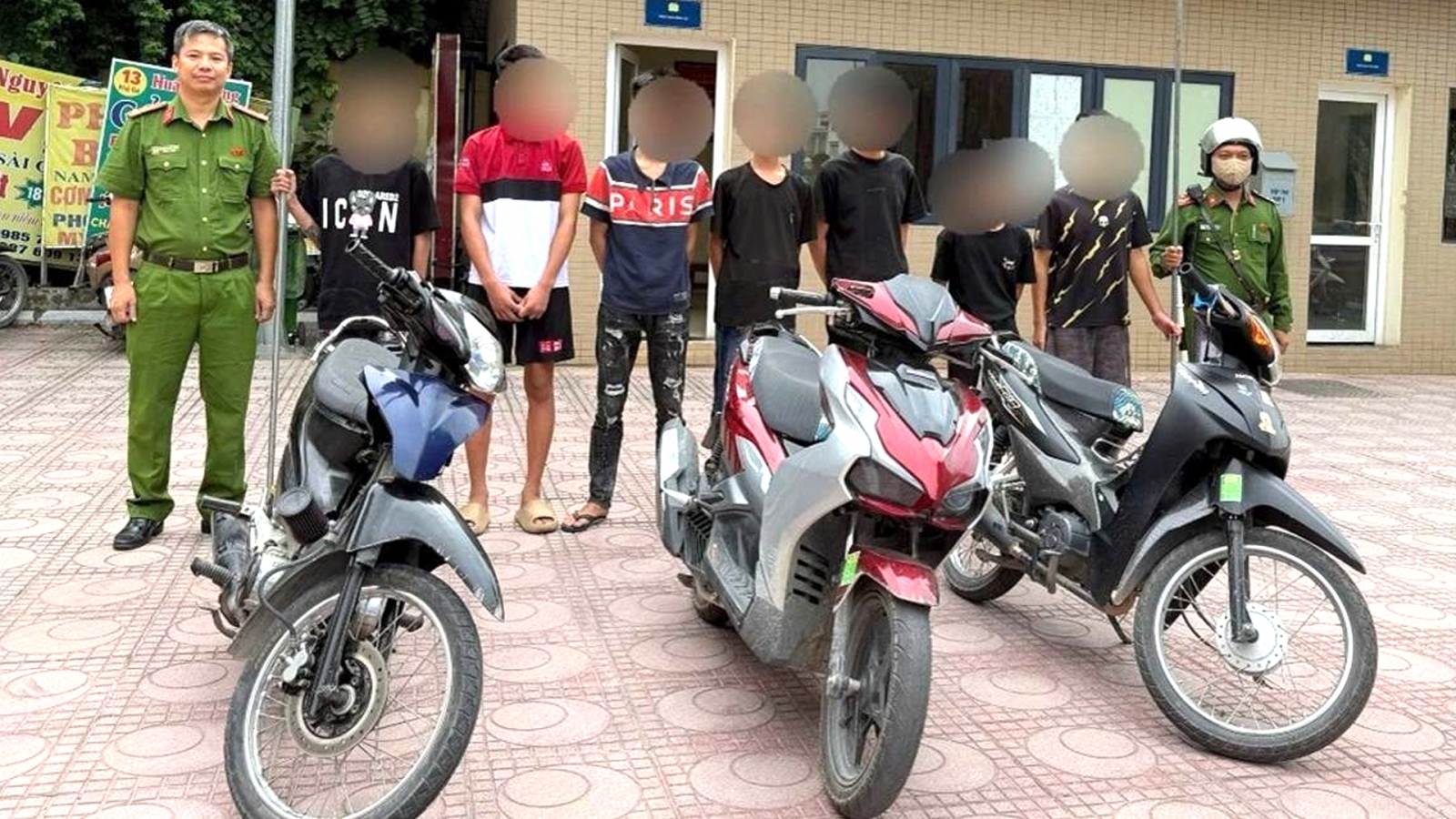 Bắt khẩn cấp nhóm đối tượng mang dao phóng lợn đi gây rối