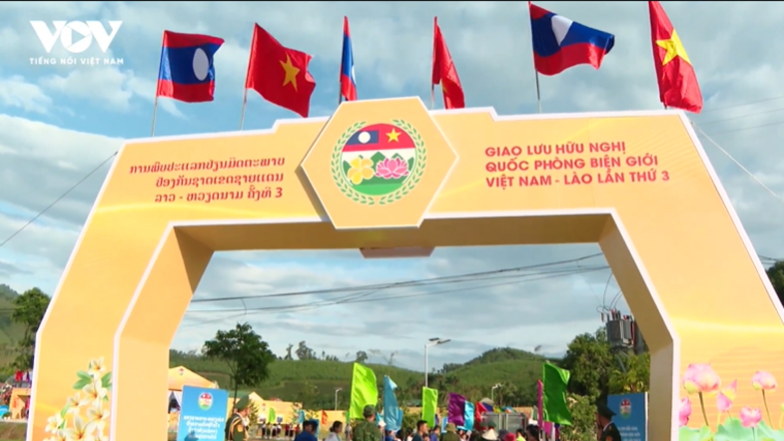 Không khí ngày hội giao lưu hữu nghị quốc phòng biên giới Việt Nam - Lào