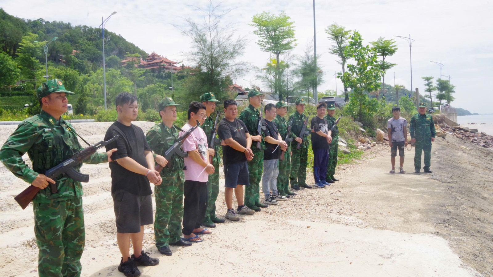 Bộ đội Biên phòng Quảng Ninh đấu tranh với các đường dây vượt biên trên biển