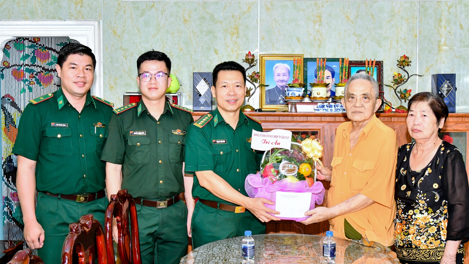 Ban Chỉ huy Bộ đội Biên phòng Cần Thơ thăm, tặng quà người có công với cách mạng