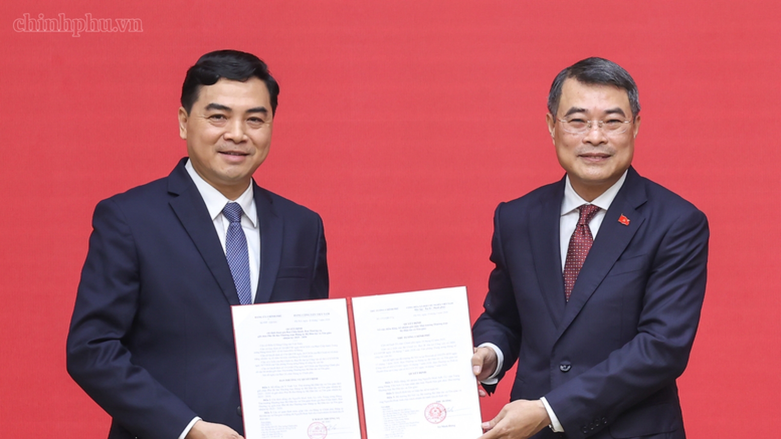 Thủ tướng trao quyết định bổ nhiệm Thứ trưởng Thường trực Bộ Dân tộc và Tôn giáo