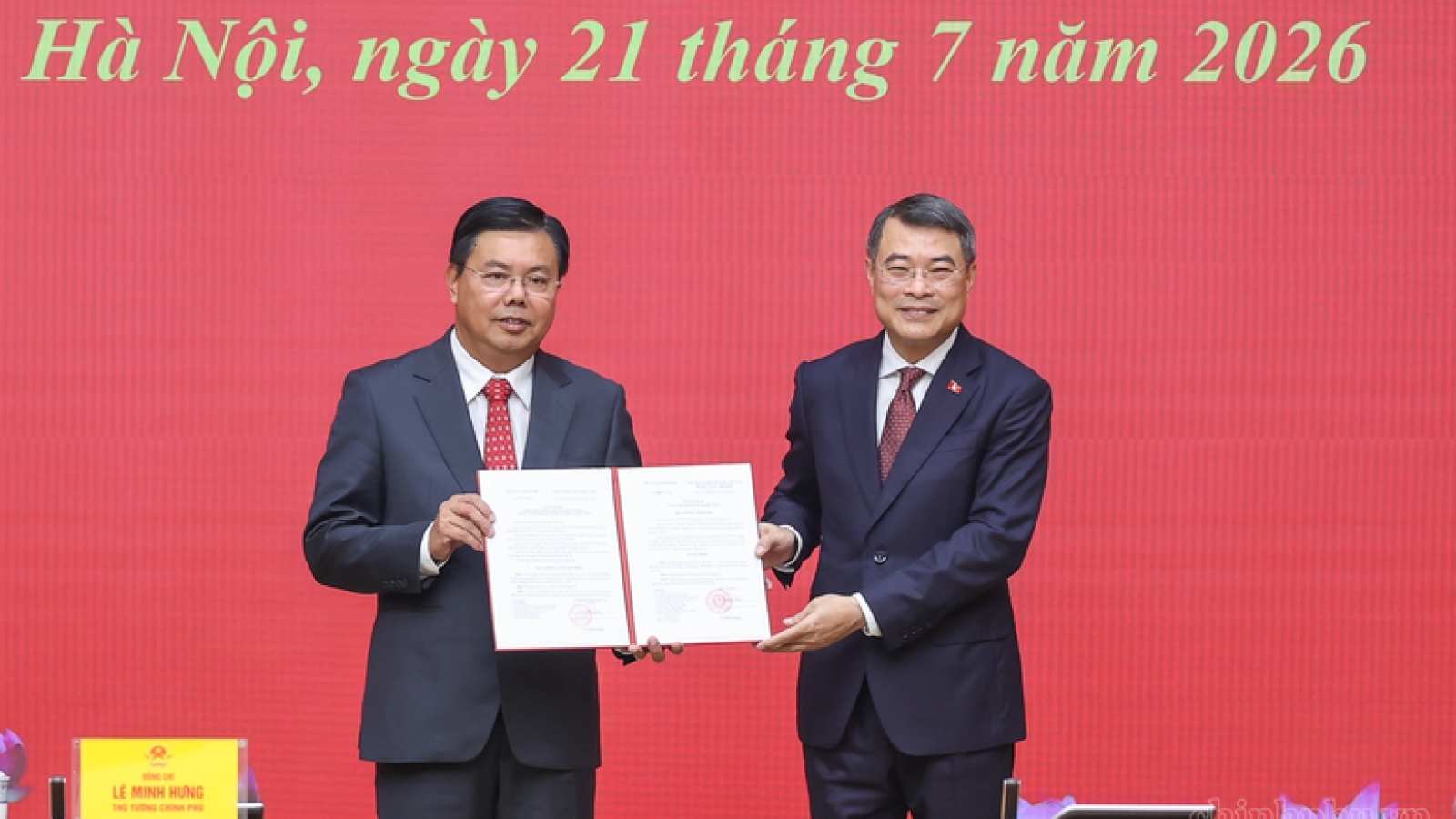 Thủ tướng trao quyết định giao Quyền Bộ trưởng Bộ Nội vụ