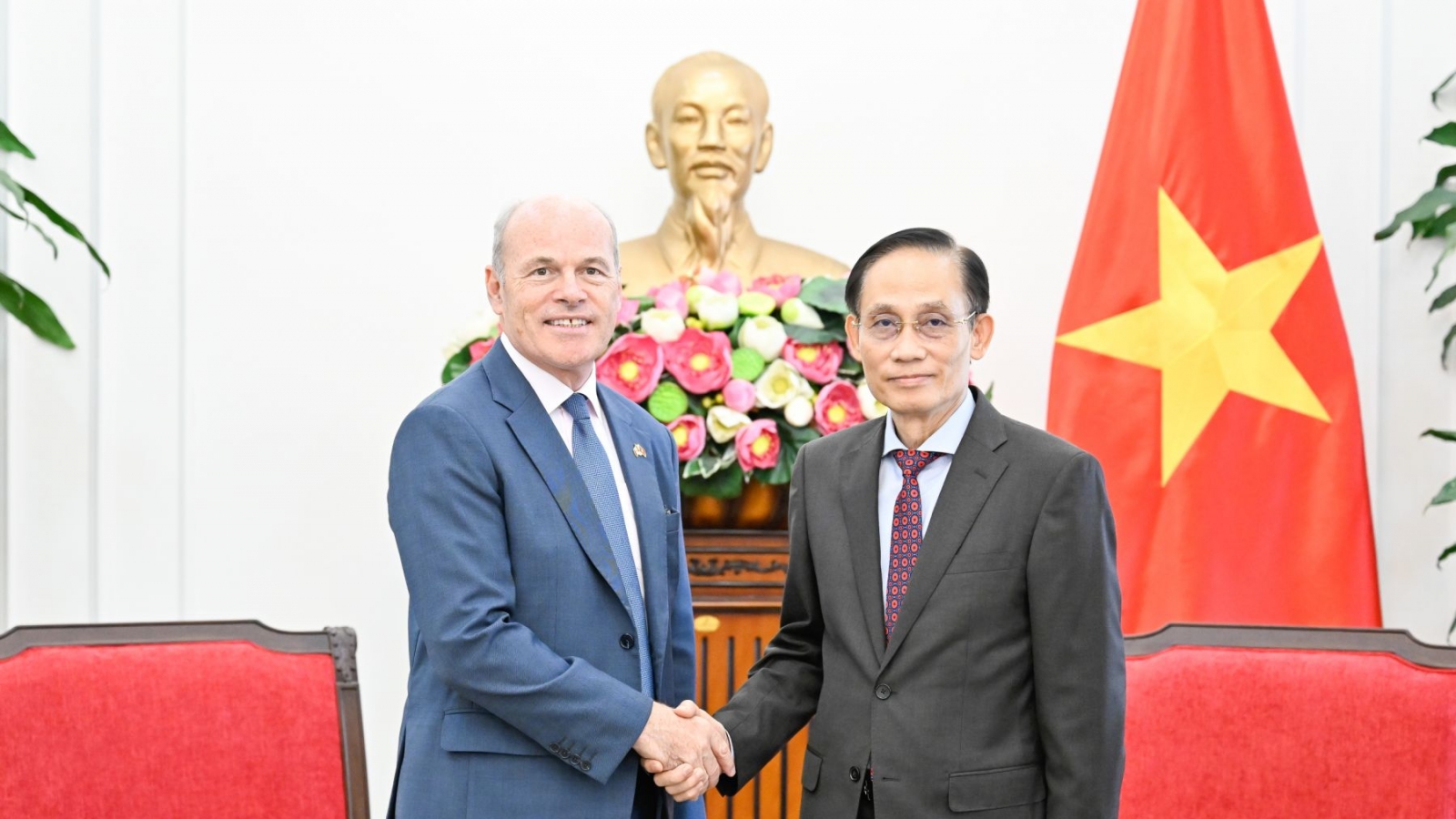 Bộ trưởng Bộ Ngoại giao Lê Hoài Trung tiếp Đại sứ Canada James Nickel