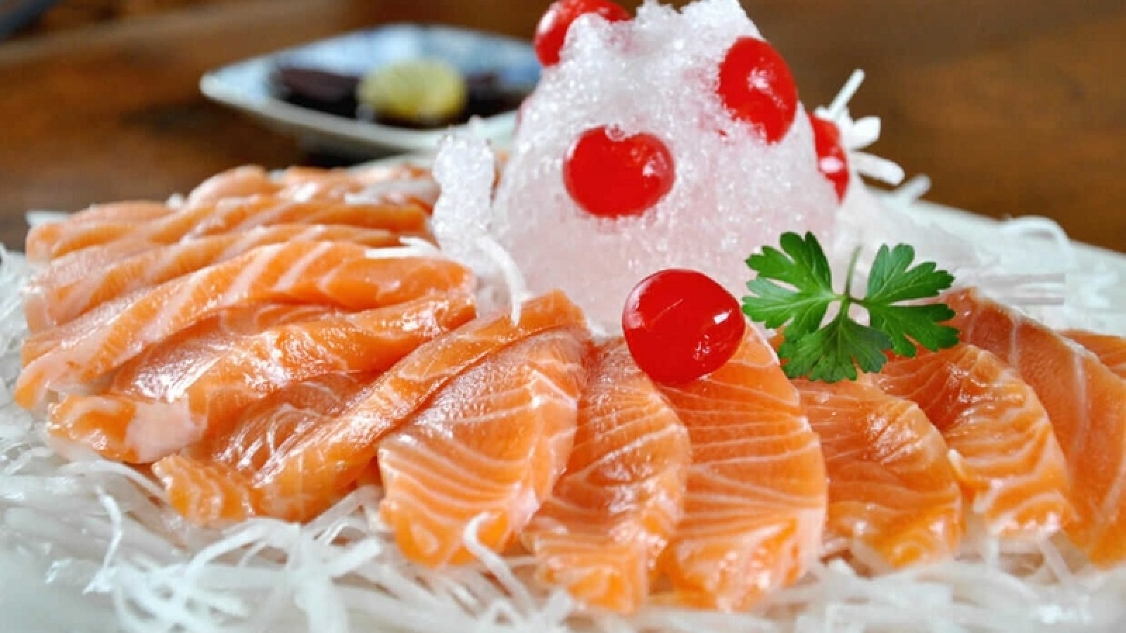 Cá hồi ăn sống: Bổ dưỡng hay tiềm ẩn rủi ro?