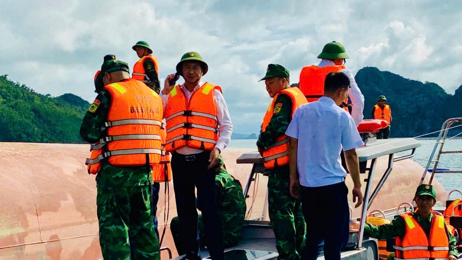 Tìm thấy 1 thi thể trong vụ lật tàu tại Vân Đồn, Quảng Ninh