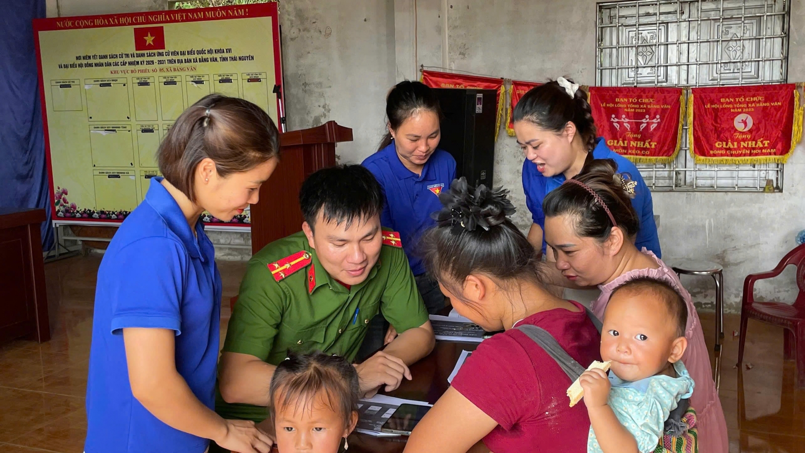 "Đi từng ngõ, gõ từng nhà", thanh niên Thái Nguyên mang công nghệ số đến vùng cao