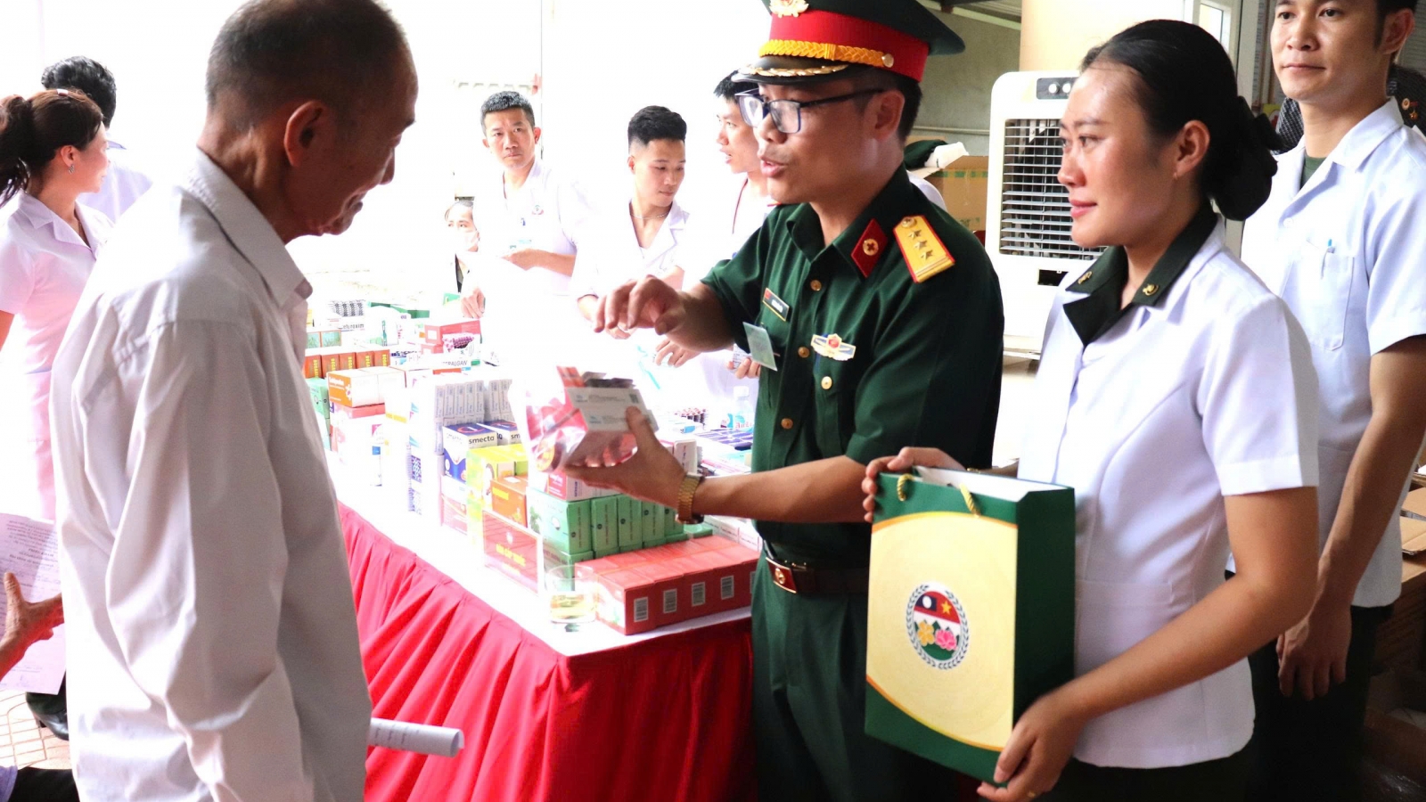 Khám, chữa bệnh, cấp thuốc miễn phí cho nhân dân khu vực biên giới Việt Nam - Lào