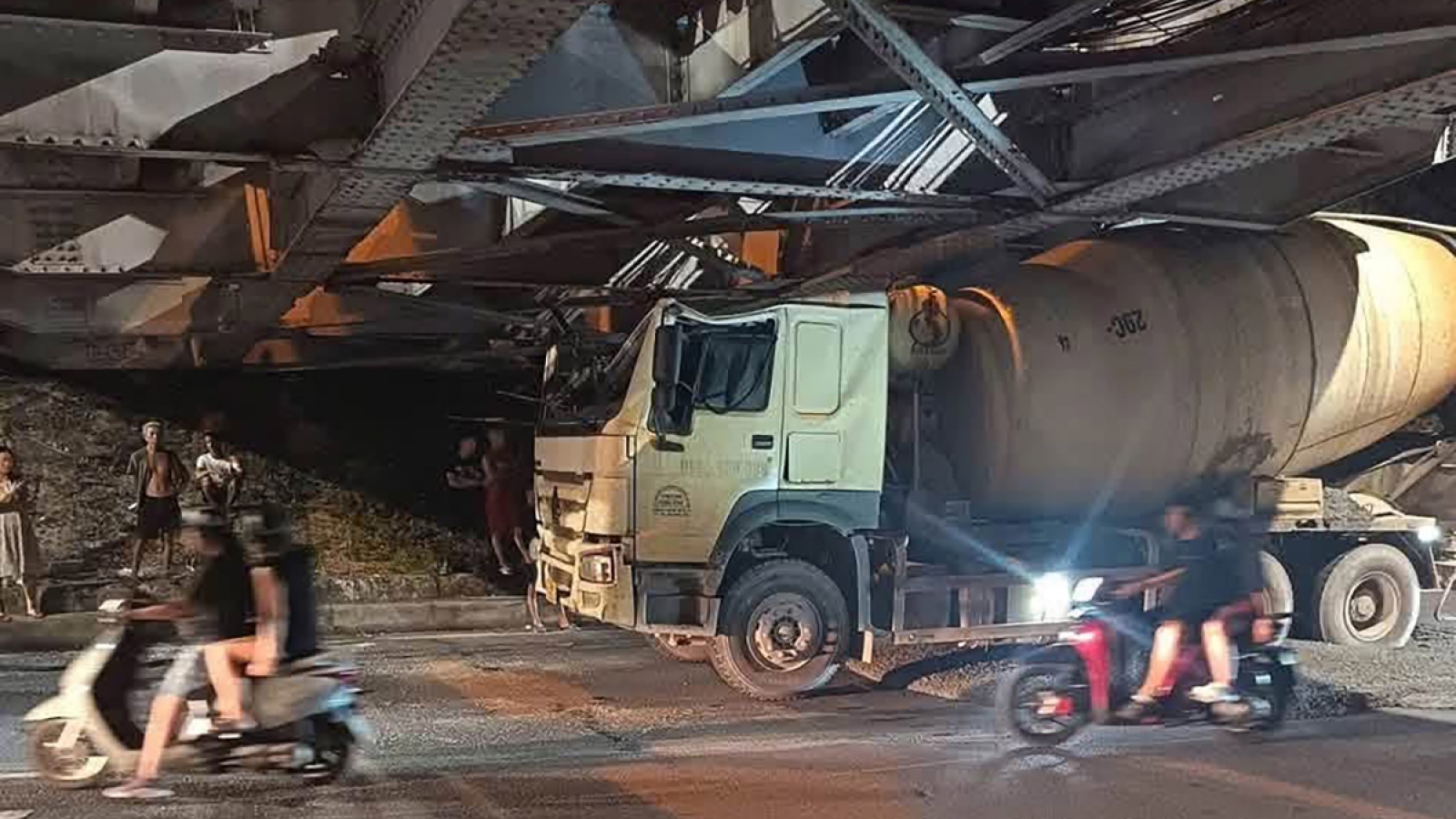 Xe bồn tông gầm cầu Long Biên, một phần kết cấu bị hư hỏng
