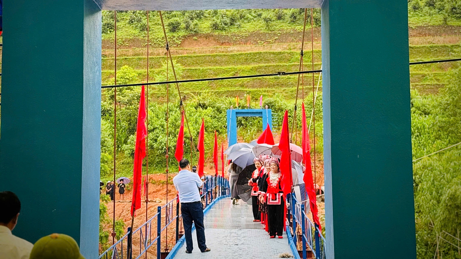 Từ cây cầu vượt lũ, gợi mở cách du lịch đóng góp cho cộng đồng