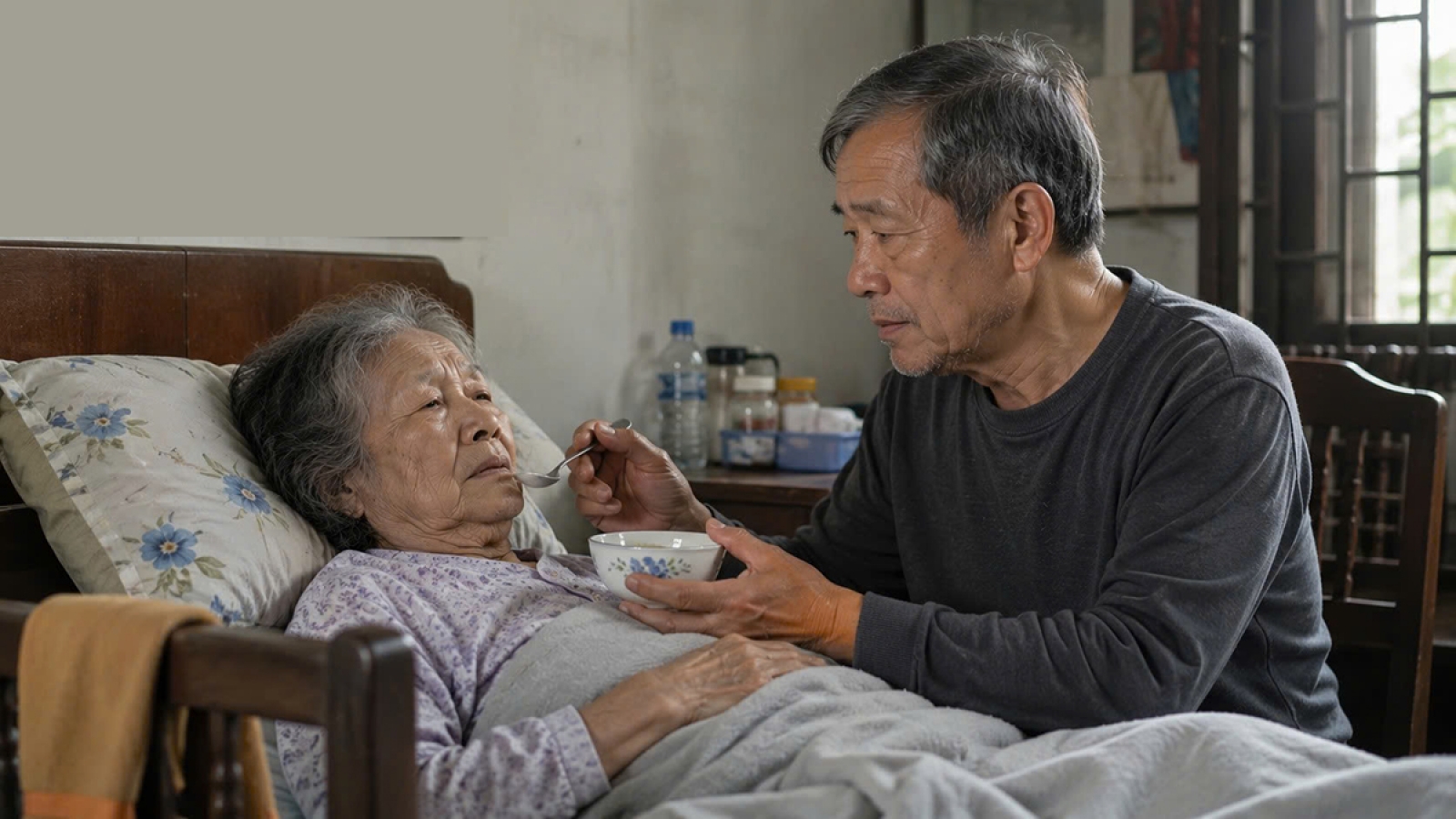 Tôi 62 tuổi kiệt sức lo viện phí cho mẹ già, con trai 30 tuổi vẫn xin tiền
