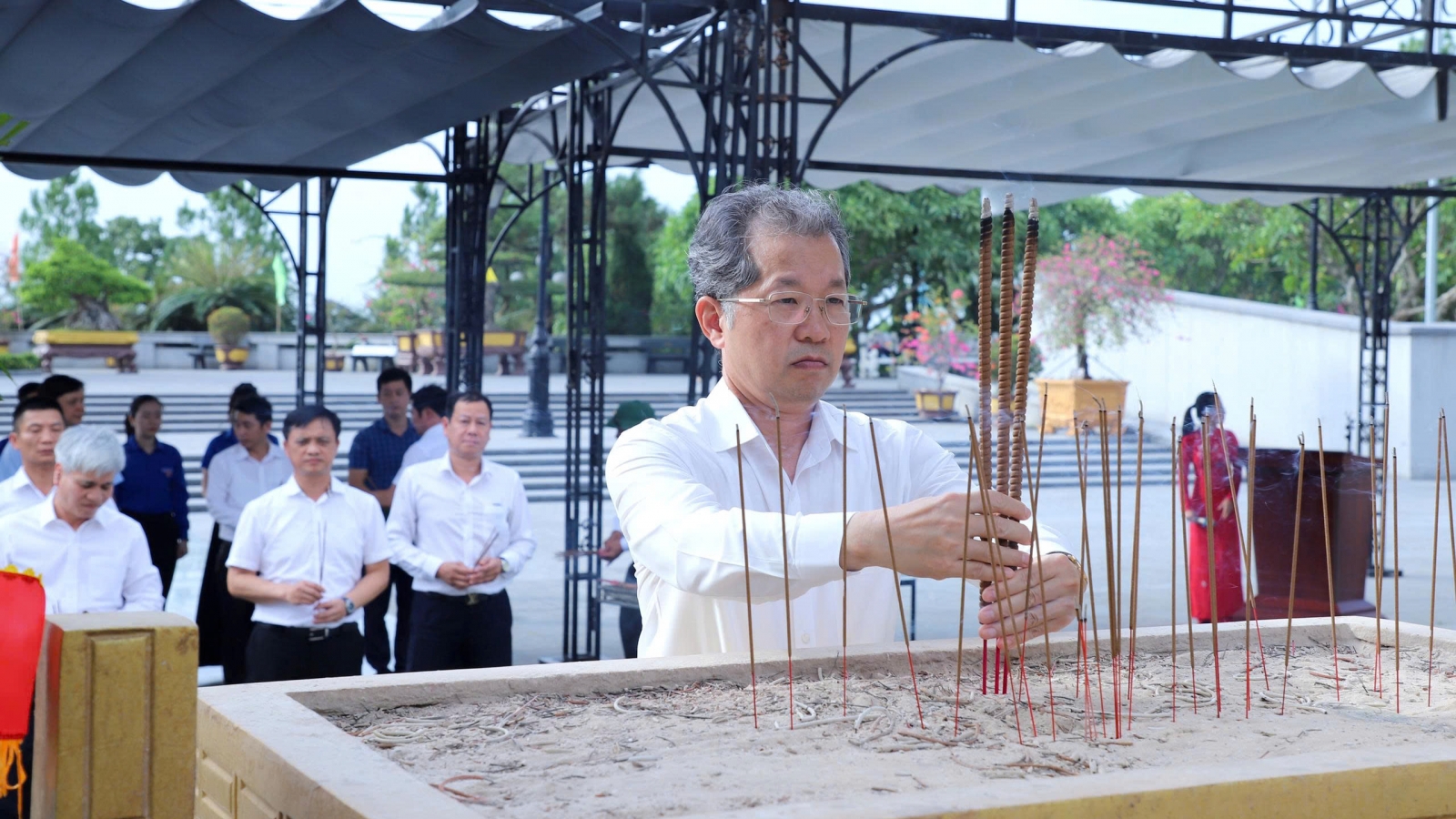 Chánh án Tòa án Nhân dân tối cao dâng hương Anh hùng liệt sĩ tại Quảng Trị