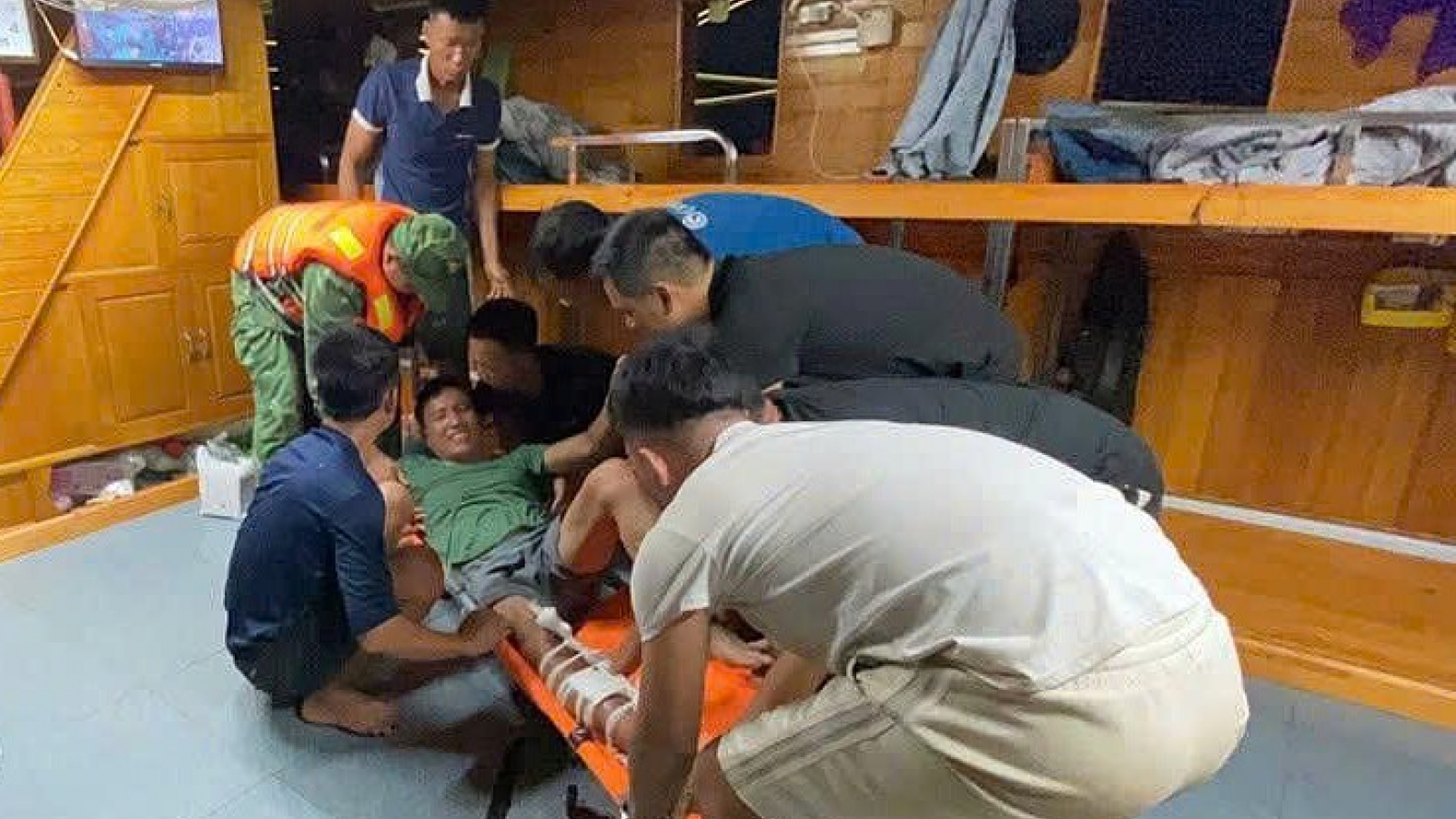 Cấp cứu thuyền viên bị tai nạn do dây tời đứt văng mạnh làm gãy chân