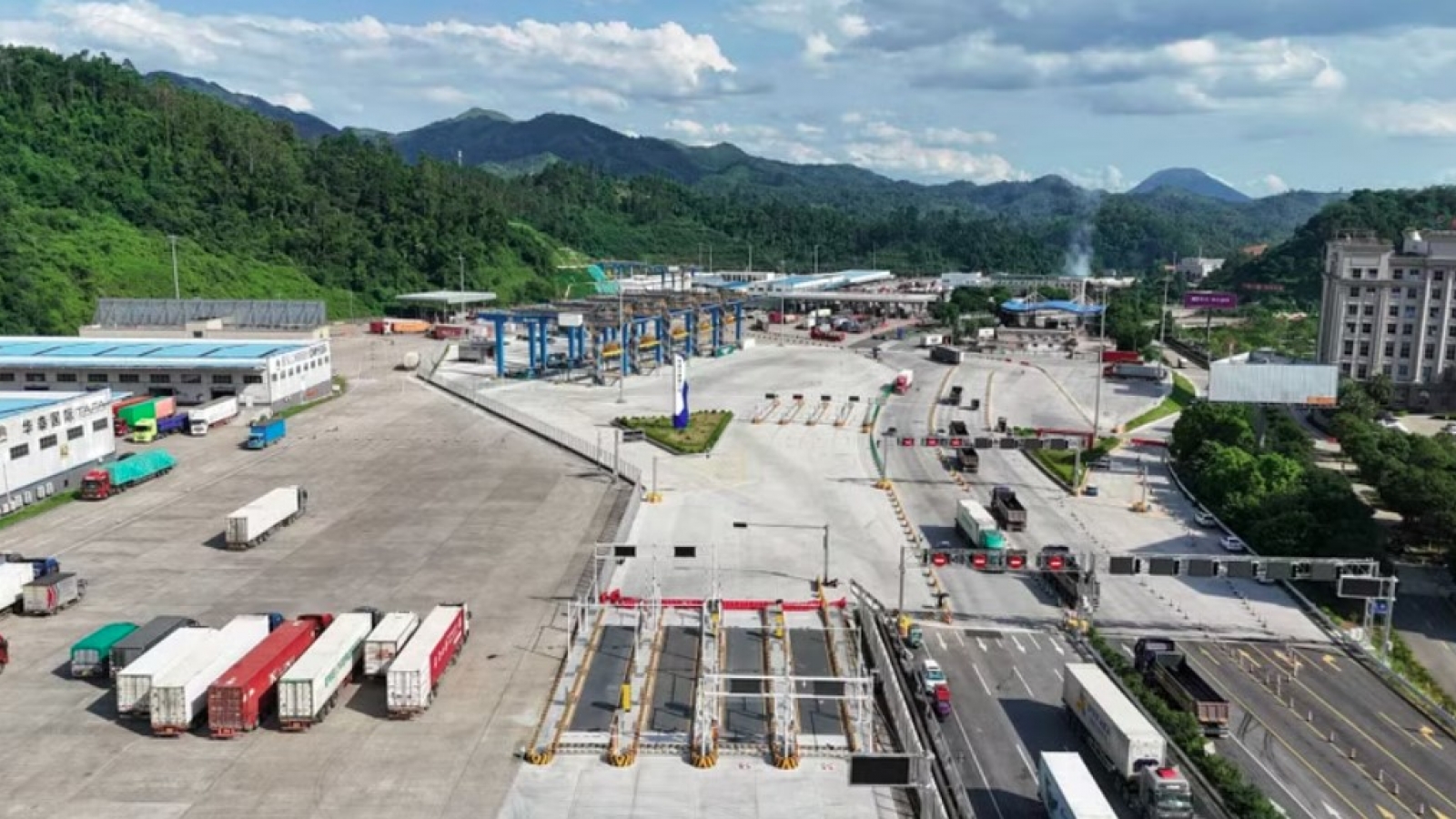 China-Vietnam trade via Youyi Guan border gate jumps 28.3% in H1