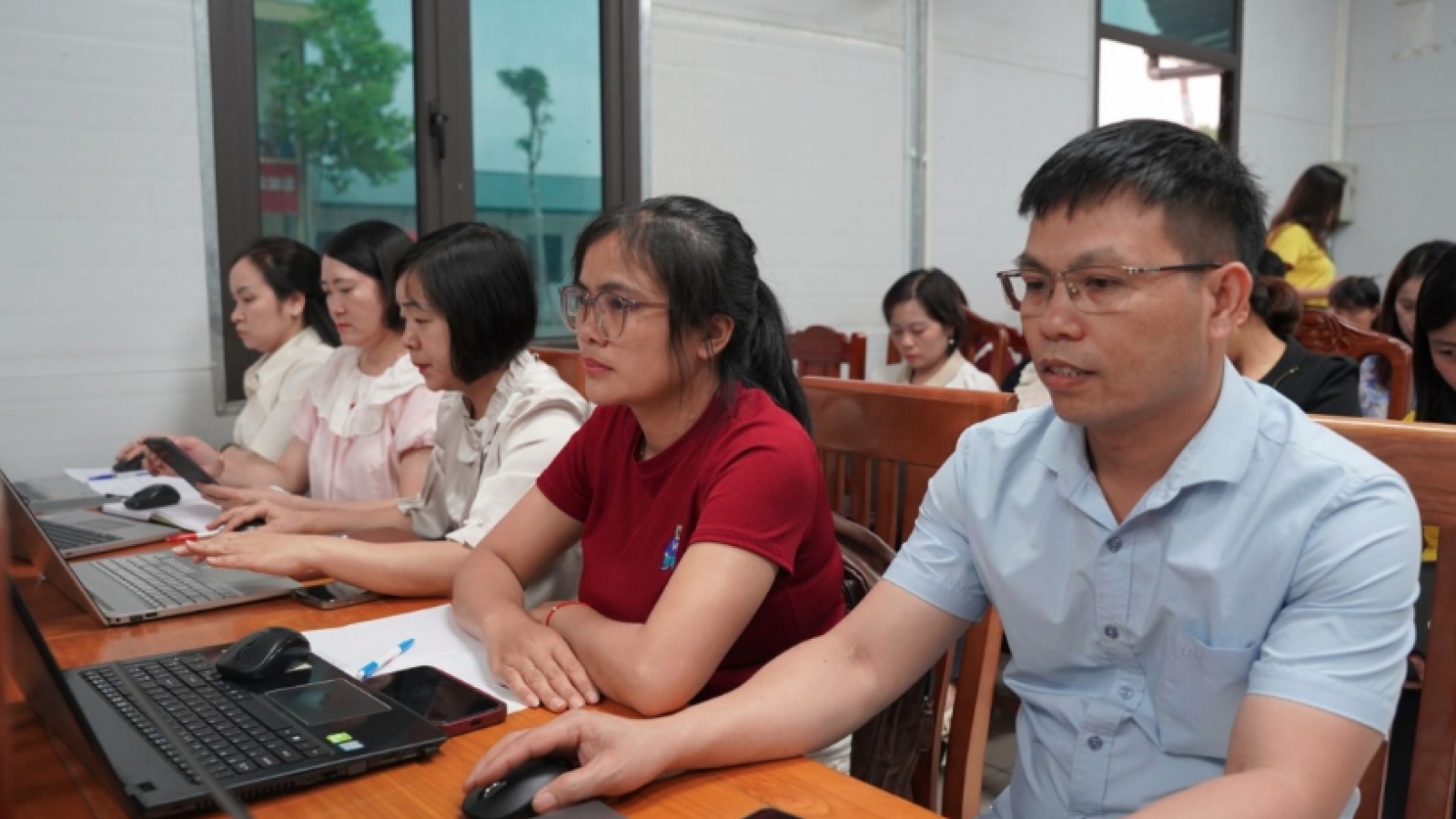 "Làn gió số" từ Nghị quyết 57: Cán bộ dùng trợ lý ảo, nông dân chốt đơn online