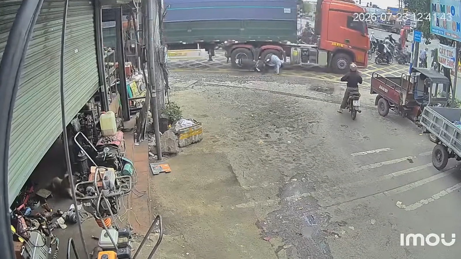 Xe máy bị xe tải cuốn vào gầm khi rẽ phải, tài xế thoát chết trong gang tấc