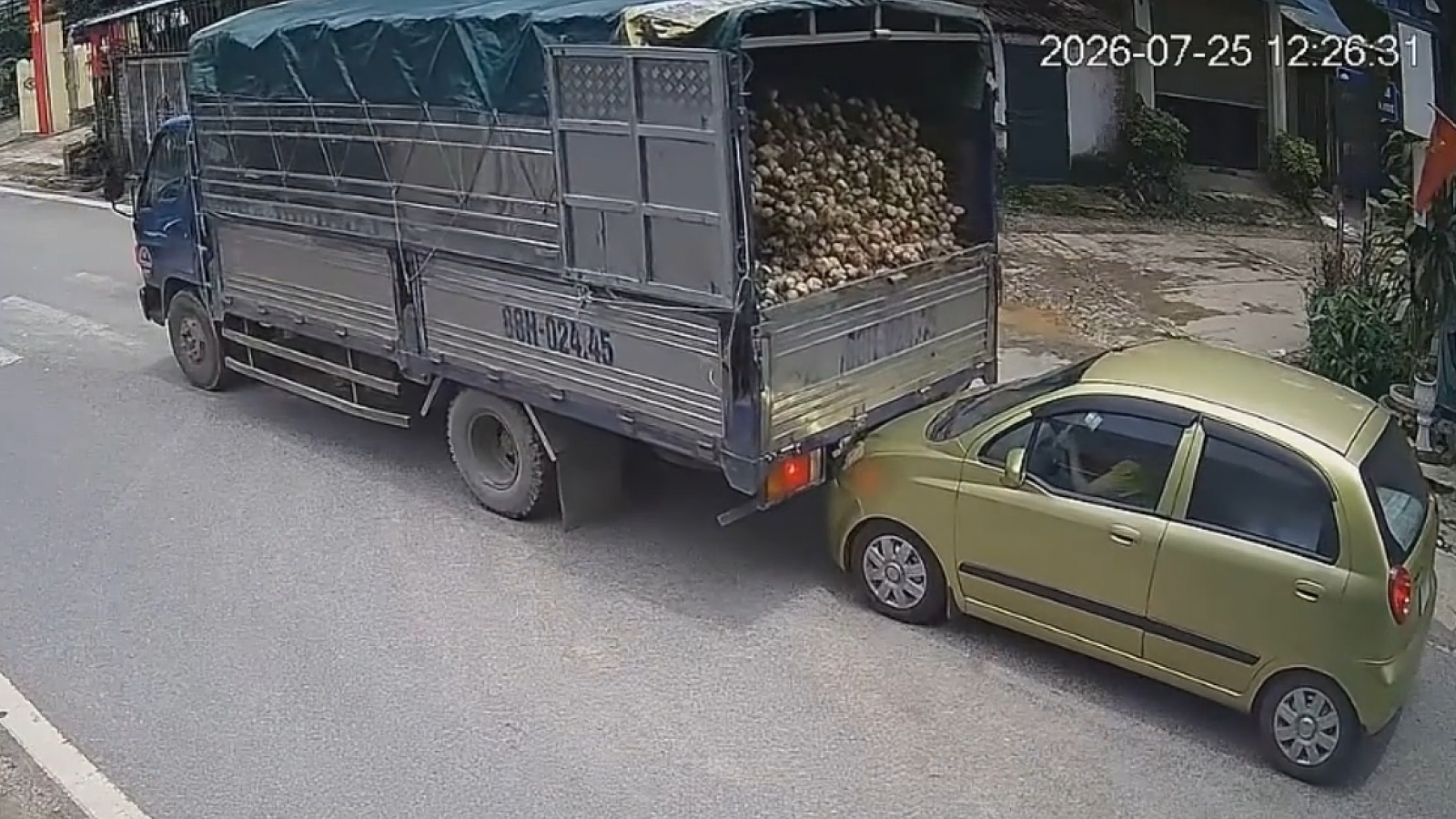 Xe tải lùi không quan sát, chèn đầu ô tô con