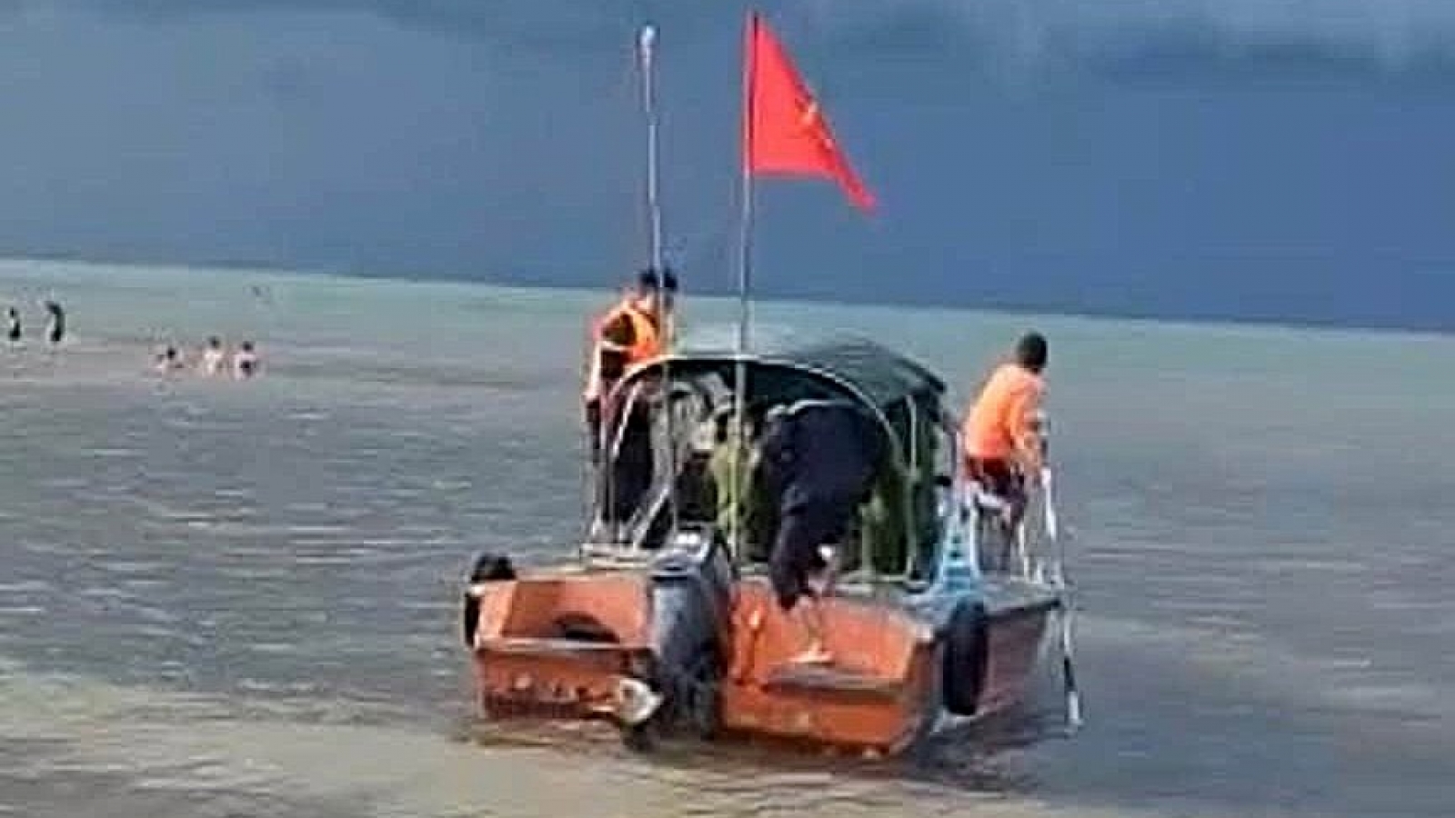 Gặp nạn trên biển Cửa Lò khi chèo thuyền SUP, 4 du khách được cứu hộ an toàn