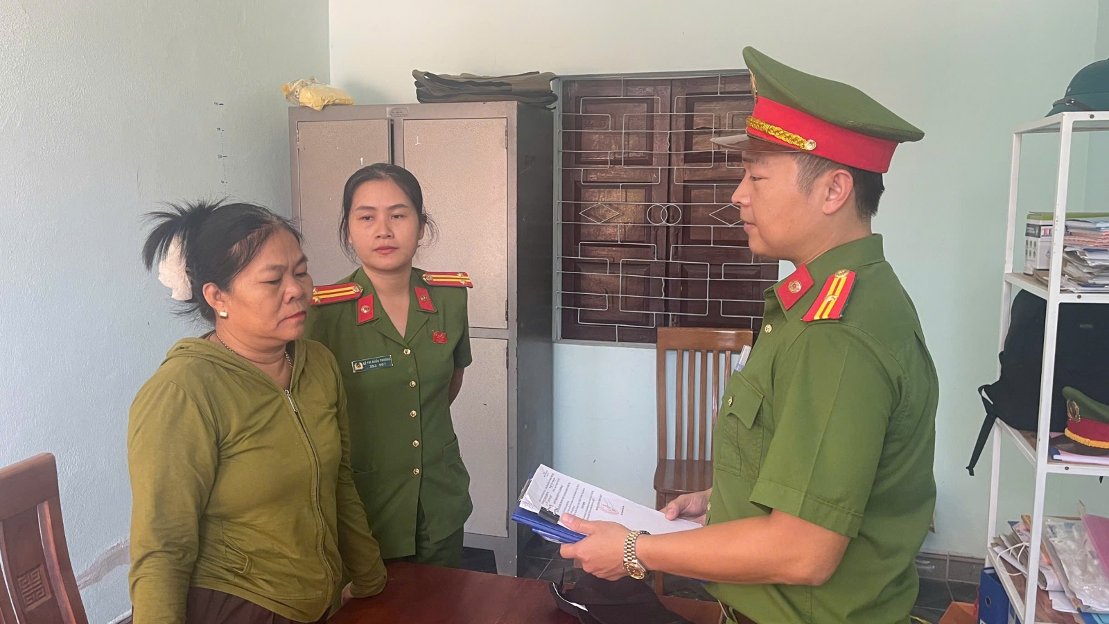 Bắt người phụ nữ hành nghề bói toán để điều tra hành vi lừa đảo chiếm đoạt tài sản