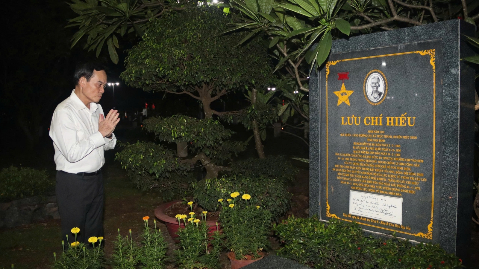 Bí thư TP.HCM Trần Lưu Quang dâng hương tri ân tại Côn Đảo