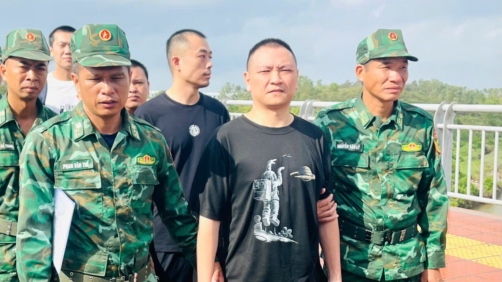 Quảng Ninh: Trao trả 5 người Trung Quốc nhập cảnh, cư trú bất hợp pháp