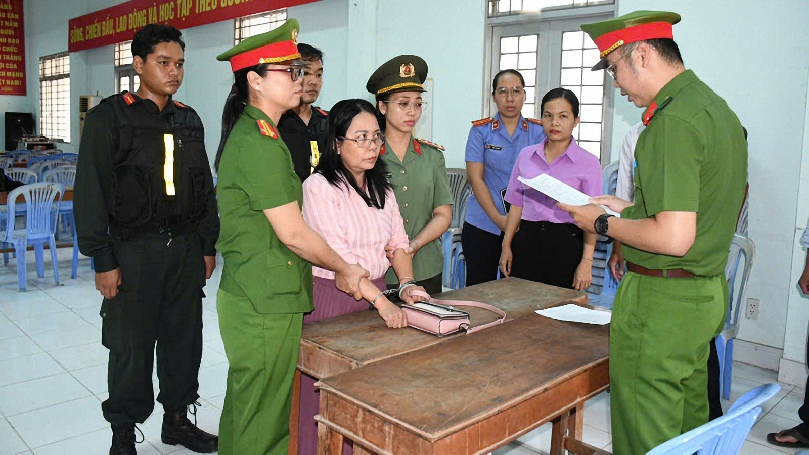 Bắt tạm giam người phụ nữ đăng thông tin sai sự thật trên mạng xã hội