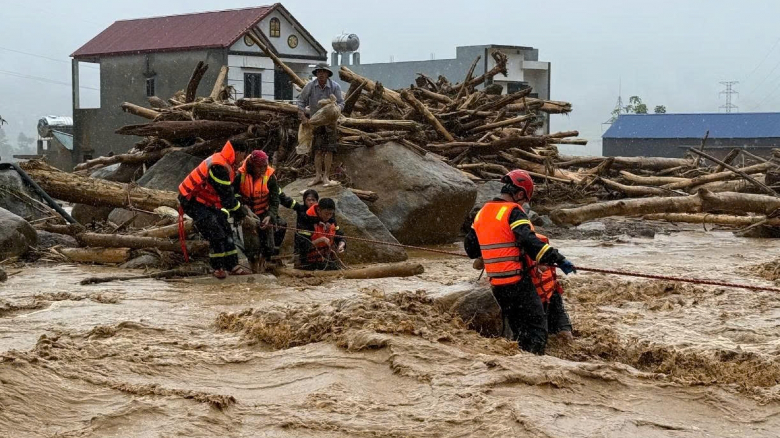 Bộ GD&ĐT yêu cầu chủ động ứng phó mưa lũ, bảo đảm an toàn trường học