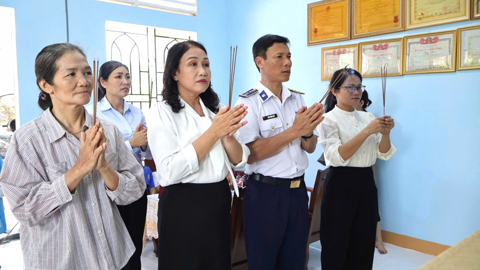 Cảnh sát biển Vùng 2 tri ân người có công tại Quảng Ngãi