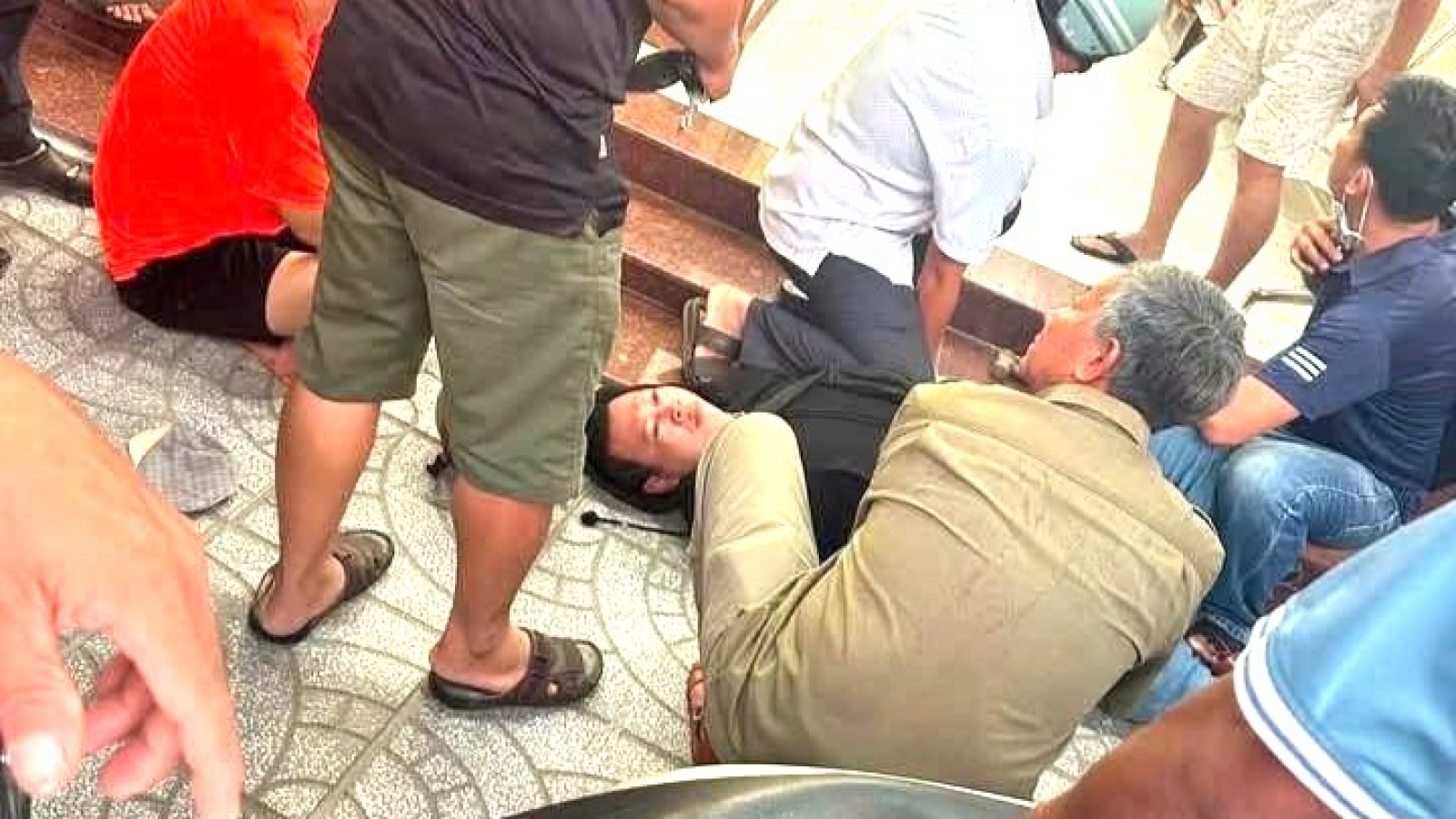 Khống chế đối tượng dùng búa cướp tiệm vàng ở Cần Thơ