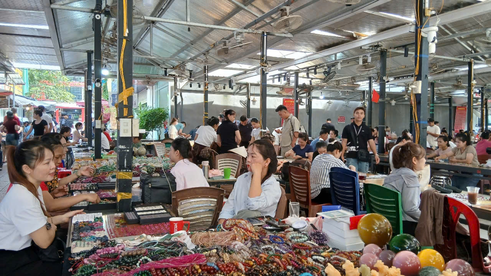Phiên chợ đá quý độc nhất vô nhị ở Việt Nam