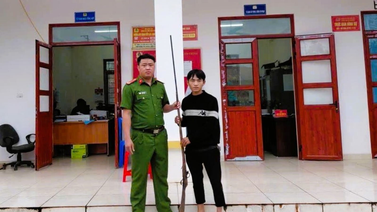 Người dân tự nguyện giao nộp 10 khẩu súng sau khi được tuyên truyền