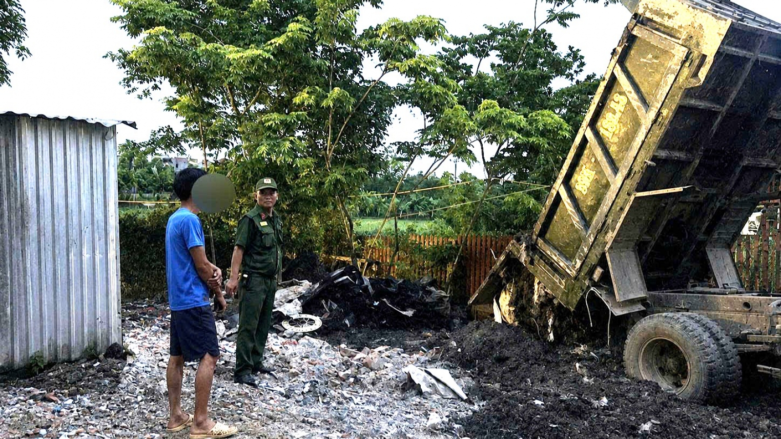 Công an Hà Nội liên tiếp ngăn chặn 2 vụ đổ thải trái quy định